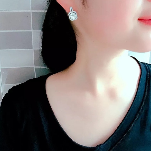 ¥ NEW WHITE SAPPHIRE STERLING SILVER STUD EARRINGS - Picture 4 of 5